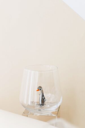 Captivating Penguin Drinking Glass A Quirky Animal Figure for Home D?cor and Gift-Giving