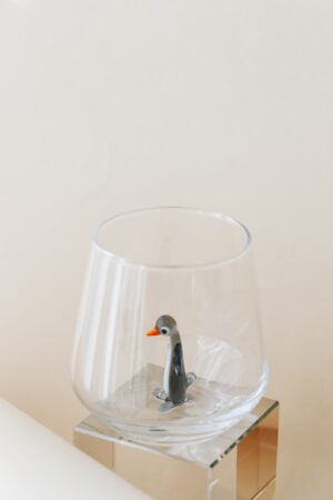 Captivating Penguin Drinking Glass A Quirky Animal Figure for Home D?cor and Gift-Giving