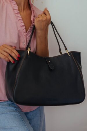 Exquisite Italian-Crafted Leather Handbag A Timeless Masterpiece for the Modern Woman