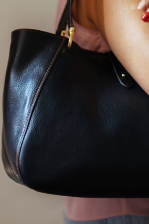 Exquisite Italian-Crafted Leather Handbag A Timeless Masterpiece for the Modern Woman