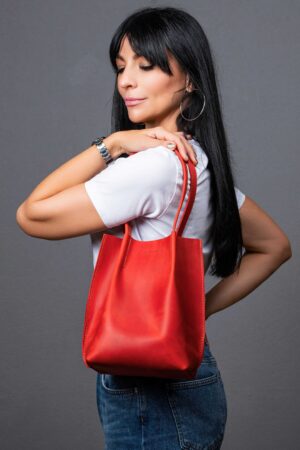 Exquisite Red Leather Tote A Timeless Accessory for the Modern Woman