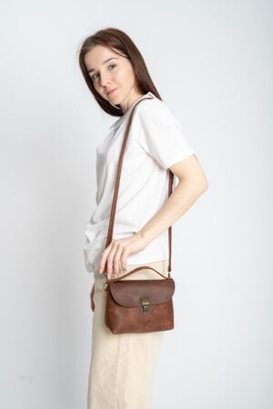 Exquisite Handmade Leather Crossbody Bag A Timeless Accessory for the Modern Woman