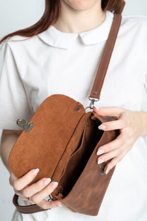 Exquisite Handmade Leather Crossbody Bag A Timeless Accessory for the Modern Woman