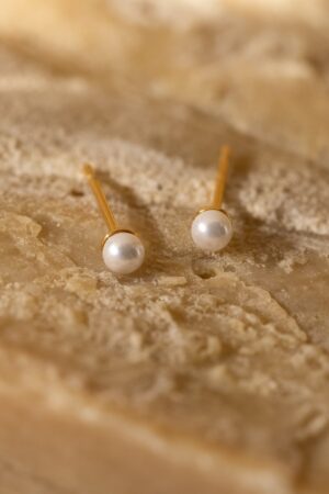 Petite Pearl Studs Timeless Elegance for Everyday Glamour