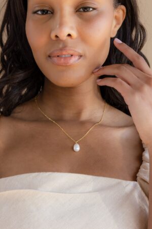 Caitlyn's Pearl Drop Pendant Necklace A Delicate Touch for Bridesmaids and Everyday Elegance