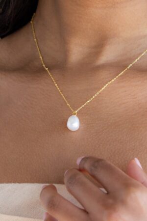 Caitlyn's Pearl Drop Pendant Necklace A Delicate Touch for Bridesmaids and Everyday Elegance