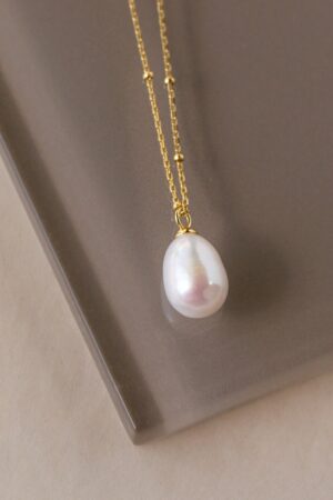 Caitlyn's Pearl Drop Pendant Necklace A Delicate Touch for Bridesmaids and Everyday Elegance