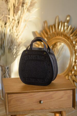 Exquisite Handmade Leather Crossbody Bag A Timeless Accessory for the Discerning