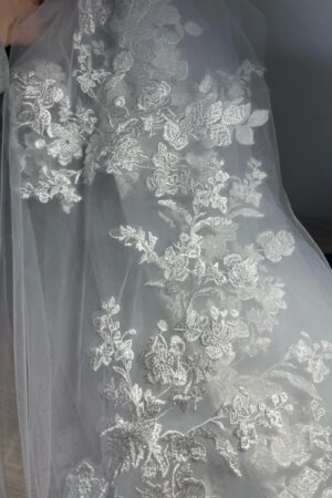 Exquisite Floral Lace Cathedral Bridal Veil Elevate Your Bridal Look with Grace and Elegance