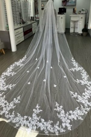 Exquisite Floral Lace Cathedral Bridal Veil Elevate Your Bridal Look with Grace and Elegance