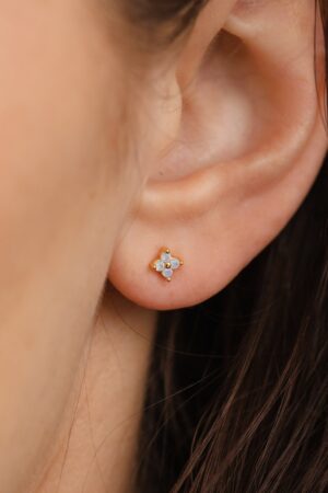 Captivating Ivy Flower Stud Earrings Minimalist Elegance for Everyday Glamour