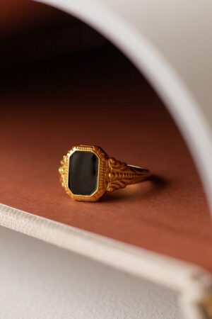 Vintage Black Signet Ring A Timeless Statement for the Modern Individual