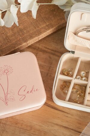 Personalized Birth Flower Jewelry Travel Box A Cherished Keepsake for Bridesmaids and Loved Ones