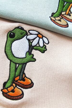 Embroidered Frog Hoodie A Hoppy and Floral Delight for Nature Enthusiasts