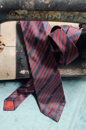 Striped Vintage Gucci Silk Necktie Timeless Elegance for the Discerning Gentleman