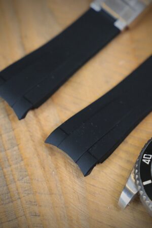 Timeless Elegance Elevate Your Timepiece with Our 20mm Curved-End Rubber Silicone Strap