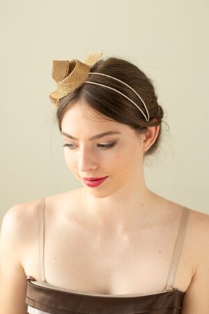 Gilded Grace Minimalist Gold Fascinator for Bridal Elegance