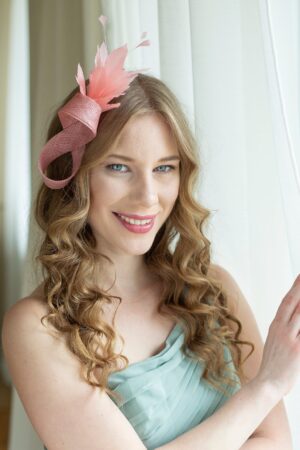 Exquisite Feather Fascinator Adorn Your Bridal Ensemble with Grace and Elegance