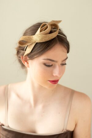 Gilded Grace Minimalist Gold Fascinator for Bridal Elegance