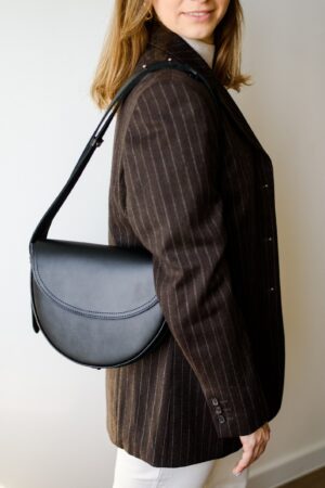 Captivating Half-Moon Leather Purse A Timeless Accessory for the Modern Woman